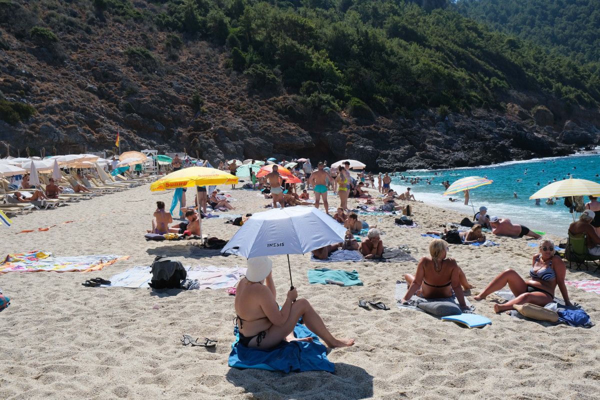 Antalya'da Sarı Yazın İzleri: Sıcaklar, Deniz ve Turist Yoğunluğu