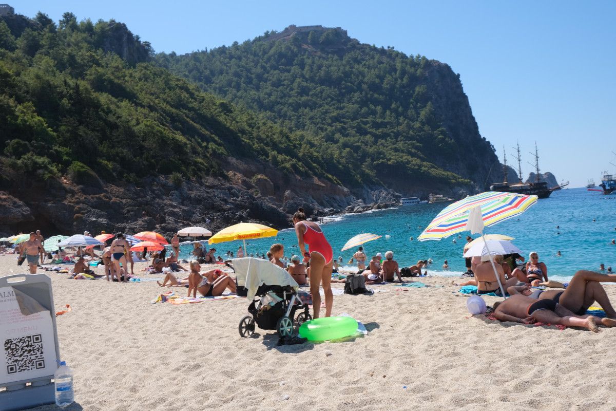 Antalya'da Sarı Yazın İzleri: Sıcaklar, Deniz ve Turist Yoğunluğu