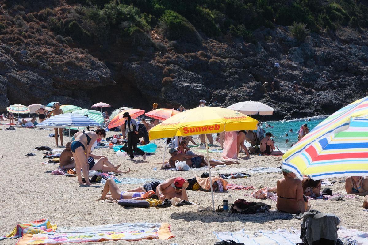 Antalya'da Sarı Yazın İzleri: Sıcaklar, Deniz ve Turist Yoğunluğu