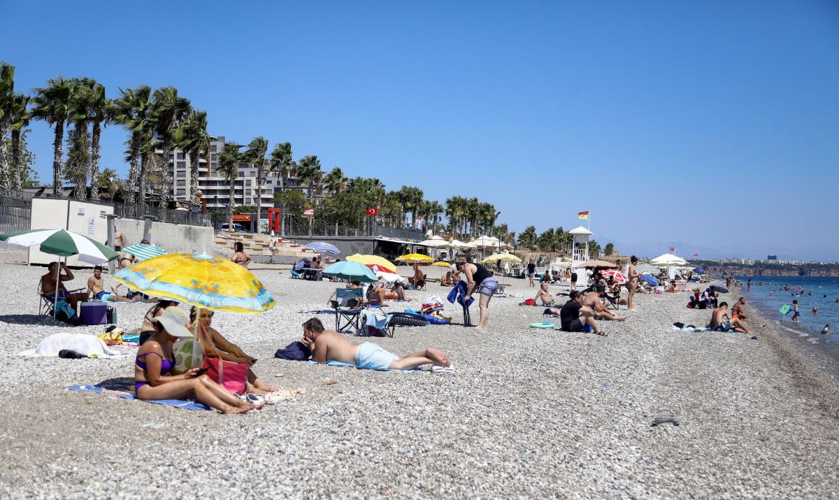 Antalya'da Sarı Yazın İzleri: Sıcaklar, Deniz ve Turist Yoğunluğu