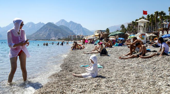Antalya’da Sarı Yazın İzleri: Sıcaklar, Deniz ve Turist Yoğunluğu