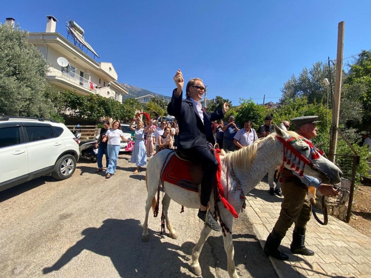 AT ÜSTÜNDE GELİN ALINAN DÜĞÜN: FETHİYE’NİN RÜYASAL ANI