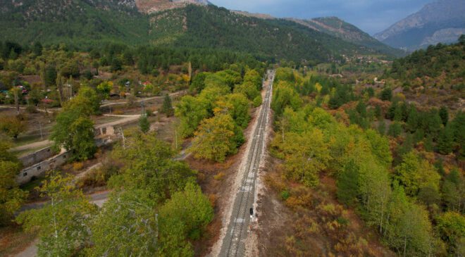 Belemedik Tabiat Parkı: Doğanın Renk Cümbüşü ve Tren Yolunun Büyüsü