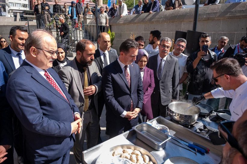 Bir Anadolu Şenliği Bitlis'te Başladı: Kültür ve Birlik İçinde Devam Ediyor