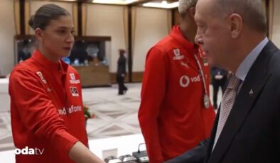Cumhurbaşkanı Erdoğan, Türkiye Voleybolu ve Sporun Yeni Dönemini Kutladı: Zaferler ve Destek